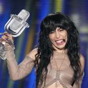 Loreen holding the 2023 Eurovision Trophy