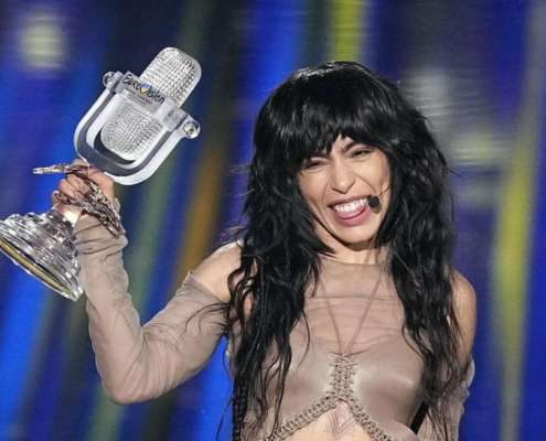 Loreen holding the 2023 Eurovision Trophy